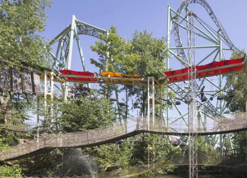 Der Hochseilgartens Navajo Trail in der Mitte. Der Schwur des KÄRNAN hinten. Vorne die Hängebrücke.