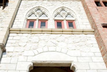 Das Hotel de Vaulusiant von vorne, unten. Die Fensterrahmen sind rot. Die Steine des Gebäudes weiß.