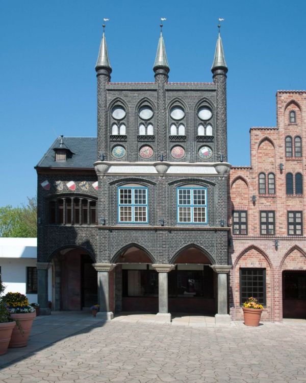 Blick auf die Arcaden aus Lübeck. Das Lübecker Rathaus vorne.
