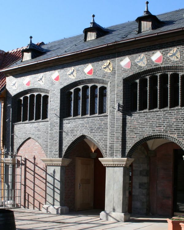 Blick auf die Arcaden aus Lübeck. Das Lübecker Rathaus auf der rechten Seite.