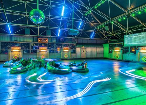 Die Autos der Attraktion Space-Race fahren schnell von einem Planeten zum anderen.