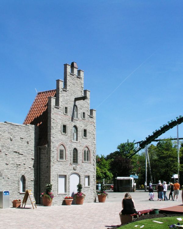 Blick auf die Arkaden Visby. Die Stadtmauer von Visby und das Apothekenhaus aus Visby.