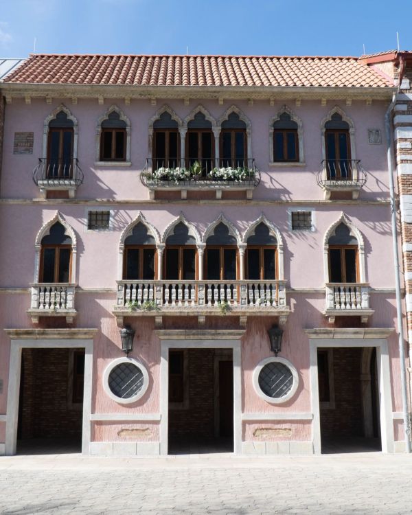 Die Arkaden der HANSE in EUROPA. Dieses Gebäude steht in Venedig und heißt Palazzo Cavanis.