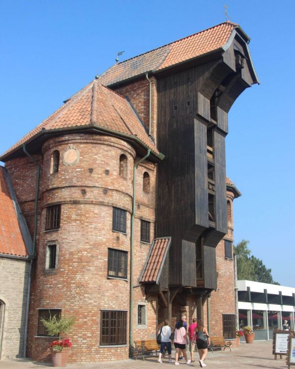 Das Krantor von Danzig von unten. Der Bereich des Krans ist im Fokus.