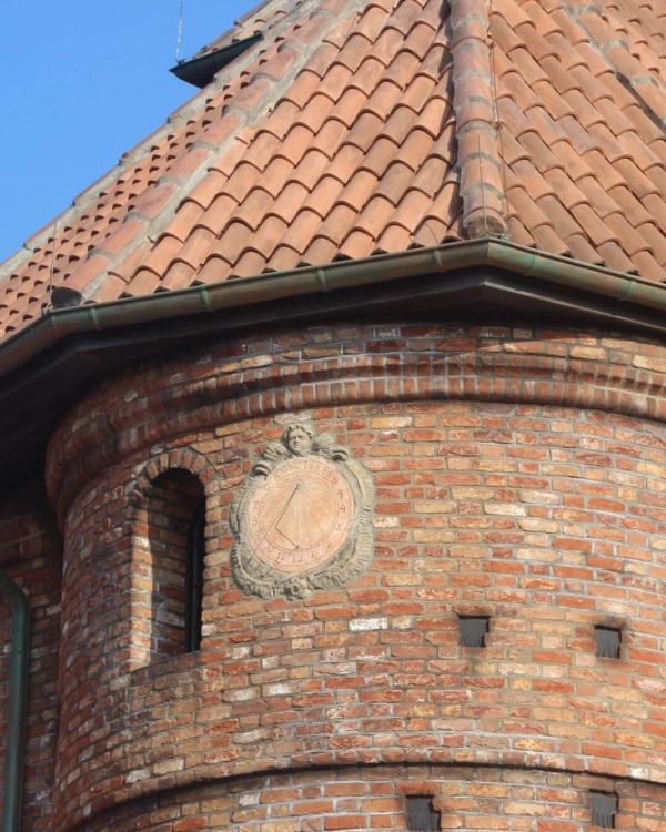 Am Turm des Krantor von Danzig befindet sich eine Sonnenuhr.