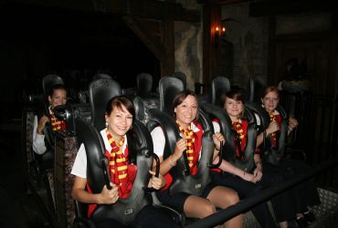 Fünf junge Frauen sitzen in der Flucht von Novgorod. Sie haben ihre HANSA-PARK Arbeitskleidung an.