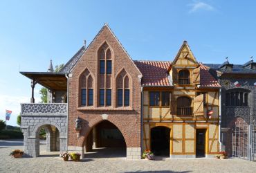 Blick auf die Arkaden des Vorplatzes. Die Gebäude Goslar, Bremen und Kopenhagen nebeneinander.