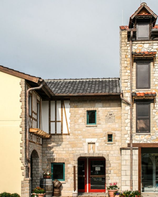 Blick auf die Arkaden aus Paris. Das Gebäude heißt Cadran Solaire. Es hat eine Balkon.
