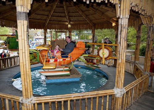 Ein Flugzeug der Attraktion Dr. Livingstones Safariflug mit fröhlichen Gästen.