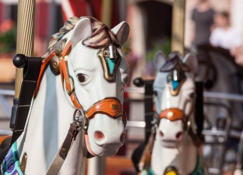 Zwei Figuren in Form von Pferden auf dem HANSE-Karussell. Die Pferde sind von nahem fotografiert.