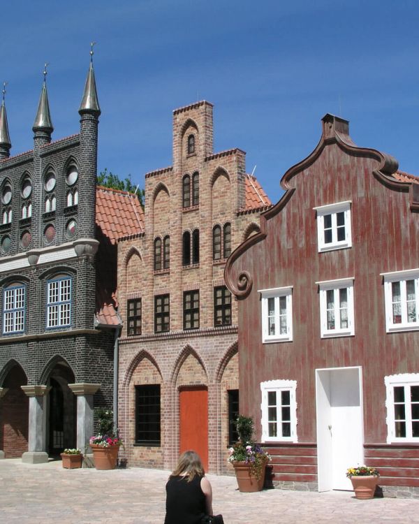 Das Hausbaumhaus aus Rostock. Zwischen Gebäude des Lübecker Rathauses und alten Gasthof aus Visby.