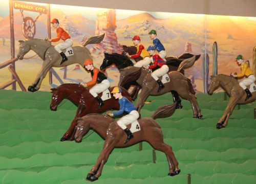 Die Pferde des NEW LÜBECK Derby. Die Pferde habe Nummern und immer einen Jockey auf den Rücken.