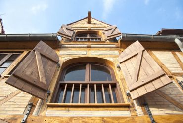 Auf zwei Etagen sind die Fensterläden des Gebäudes Wildersgade aus Kopenhagen geöffnet.