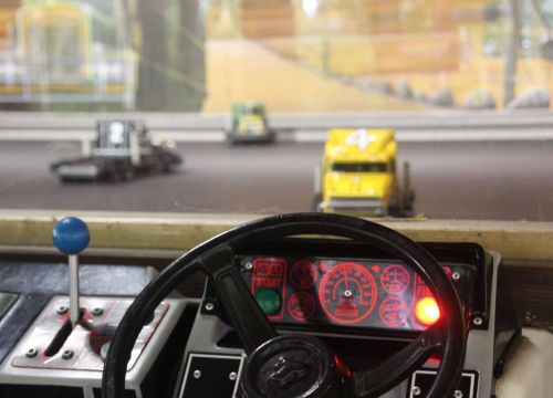 Mit einem Lenkrad, einem Schalter und einer Anzeige steuert man ferngesteuerte Super Trucks.