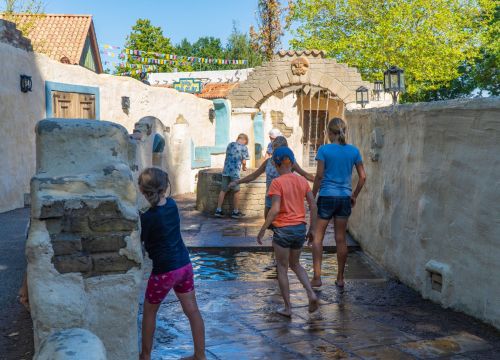 Kinder auf dem Pfad Camino del Mar. Sie sind an unterschiedlichen Stationen des Pfades.