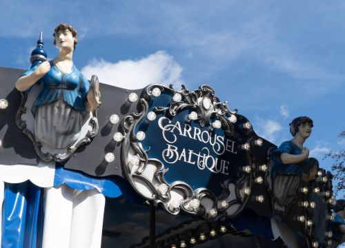 Das Carrousel Baltique hat auf seinem Rahmen Figuren, maritime Bilder und den Namen der Attraktion.