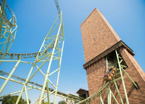Der Schwur des KÄRNAN fährt gerade aus dem Turm. Der Turm und die Einfahrt sind im Zentrum.