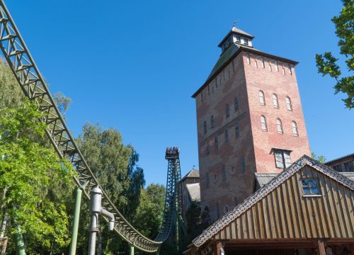 Der Turm mit der Schiene der Attraktion Flucht von Novgorod von unten. Der Wagen oben auf dem Hügel.