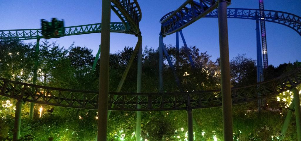 Der Buchtknoten der Flucht von Novgorod. Darunter sind leuchtende LED-Blumen.