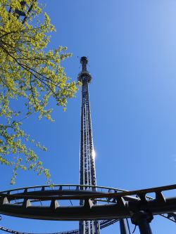 Der HIGHLANDER im Zentrum. Die Gondel ist weit oben beim Turm. Ein Baum im linken Drittel zu sehen.