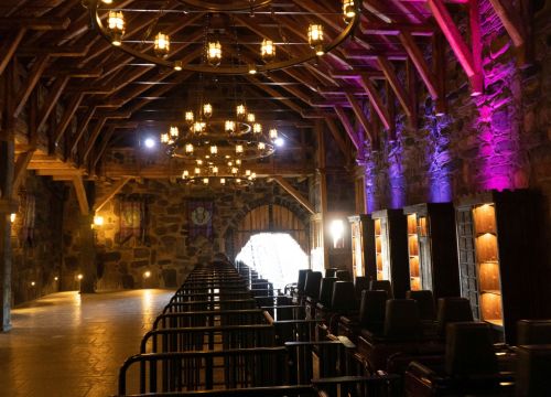 Der Bahnhof der Achterbahn Nessie. Der Anstehbereich ist leer. Die Bahn wartet auf Gäste.