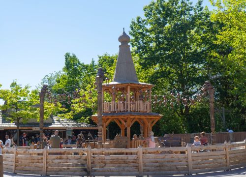 Das Karussell Tierkinder von Peterhof. Es sitzen Kinder und Erwachsene auf den Tierkindern.