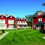 Die Häuser des Typus Hummer von außen. Sie sind alle von außen rot gefärbt.