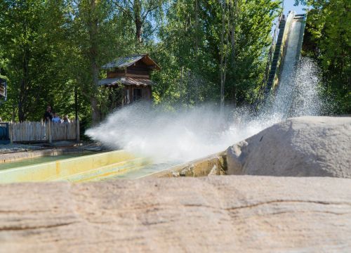 Ein Boot der Wildwasserfahrt – der Wolf am Ilmensee ist ins Wasser gefahren.