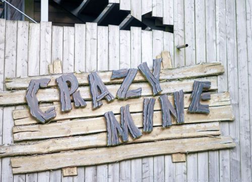 Das Schild und auch der Namen von der Attraktion Crazy Mine ist auf Holzstücken zusammengesetzt.