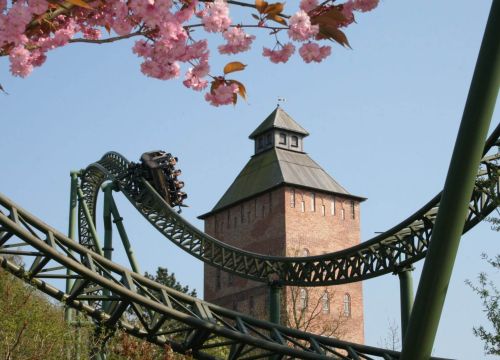 Die Attraktion Flucht von Novgorod mit dem Turm und der Schiene. Der Wagen fährt auf der Schiene.