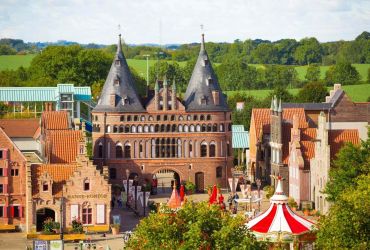 Der Eingangsbereich des HANSA-PARKS. Die Arcaden links und rechts im Eingangsbereich.