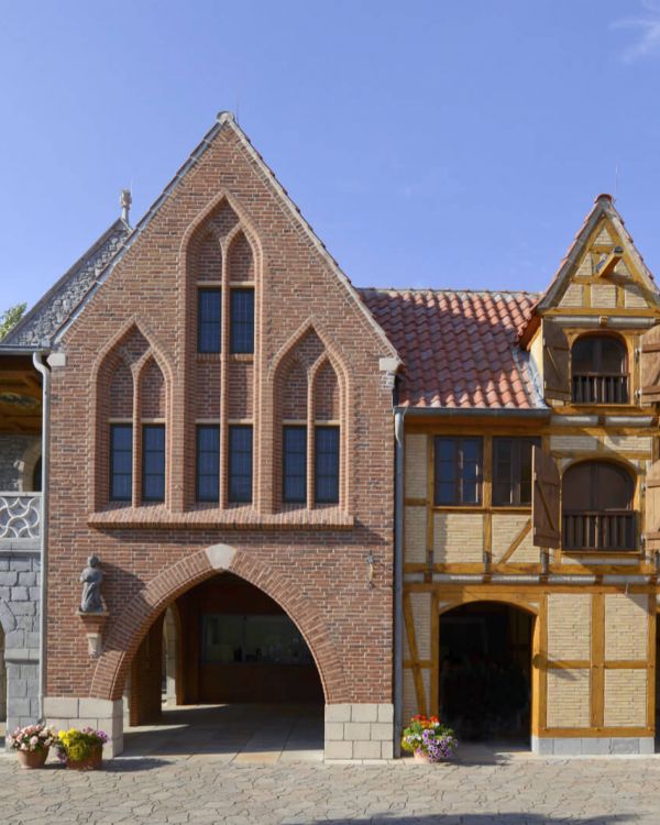 Blick auf die Arkaden des Vorplatzes. Nebeneinander stehen die Gebäude aus Bremen und Kopenhagen.