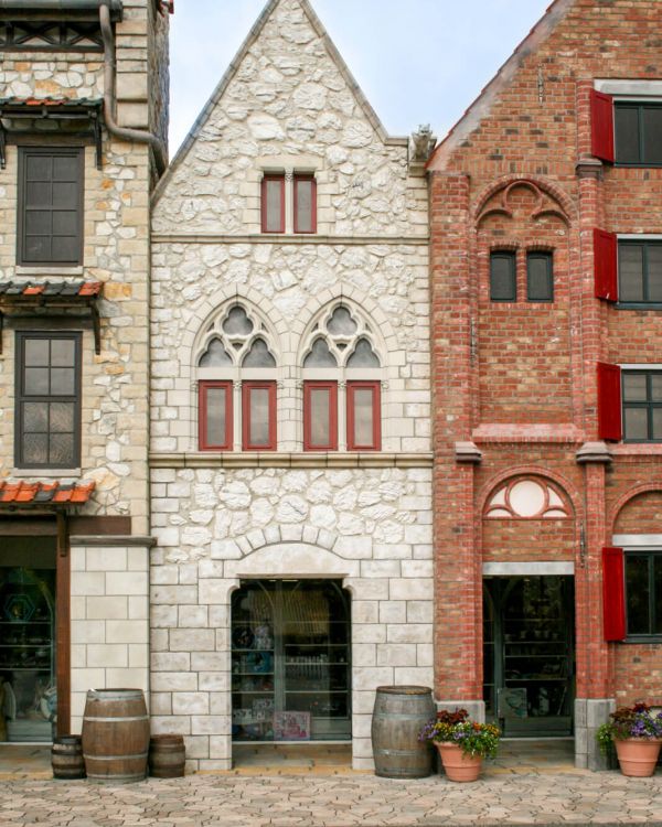Blick von vorne auf die Arkaden aus Paris. Das Gebäude heißt Hotel de Vauluisant.