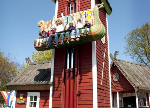 Ein Schiff von Elins Luftreise wird den Turm hochgezogen. Die Kinder heben die Arme.