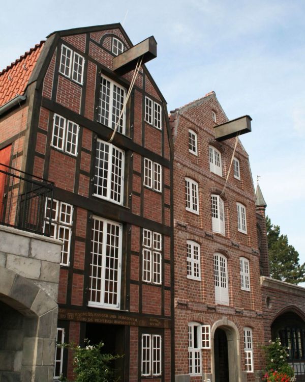 Die Arcaden aus Hamburg. Zwei Häuser wie Kauffmanns Häusern mit einem Giebelkran.