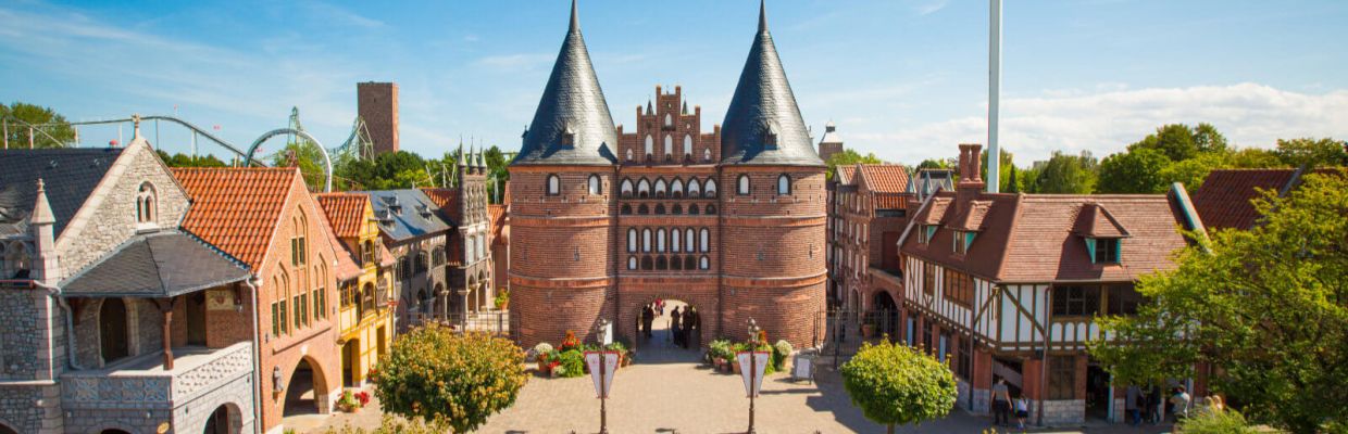 Der HANSA-PARK Vorplatz mit hanseatischen Arkaden. Der Holstentor-Eingang im Zentrum.