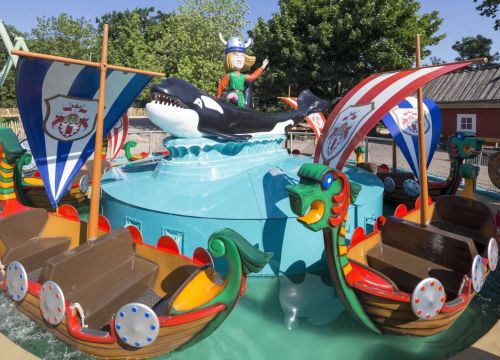 Die Wikingerbootsfahrt besteht aus sechs Wikingerboote, die sich im Kreis durchs Wasser bewegen.