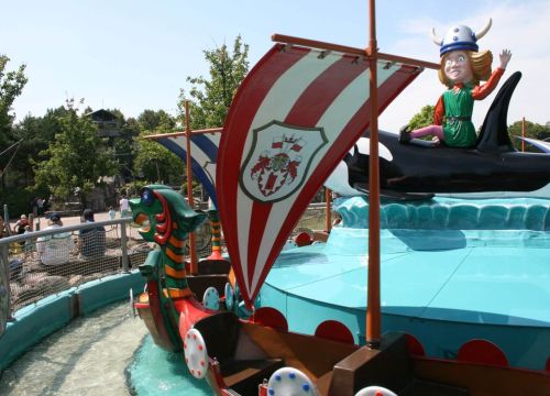 Die Boote der Wikingerbootsfahrt haben entweder ein rot weißes oder ein blau weißes Segel.