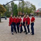 Sieben junge Frauen in HANSA-PARK Arbeitskleidung. Sie stehen in einer Reihe, schauen in die Kamera.