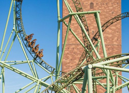 Der Schwur des KÄRNAN im Zentrum. Der Wagen in der Mitte im Herzelements. Die Ostsee im Hintergrund.