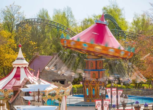 Der HANSE-Flieger dreht sich über dem Wasserbecken. Die Gäste werden im Kreis herumgewirbelt.