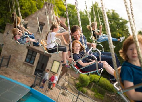 Die Sitze im HANSE-Flieger sind mit Ketten am Karussell fest. Die Gäste haben das Gefühl zu fliegen.