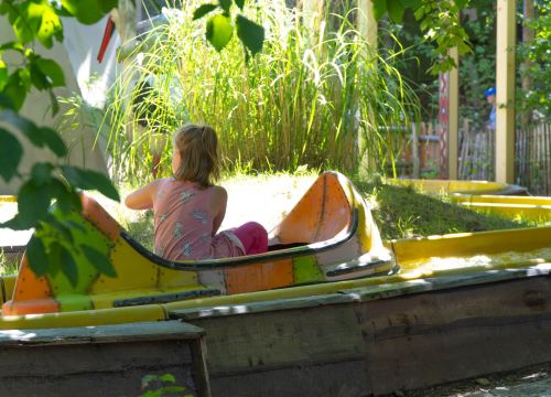 Ein Mädchen fährt mit dem Kanu auf dem Indian River durch die Landschaft der Attraktion.