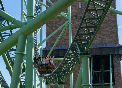 Wagen auf der Strecke, im Hintergrund ist der Turm