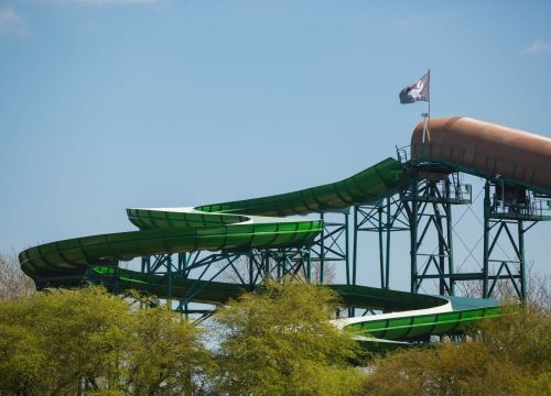 Die Rutsche der Attraktion Störtebekers Kaperfahrt. Mit einer gehissten Fahne.