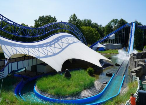 Die Attraktion Super-Splash mit dem Ein- und Ausstieg und einem Boot das gerade runtergefahren ist.