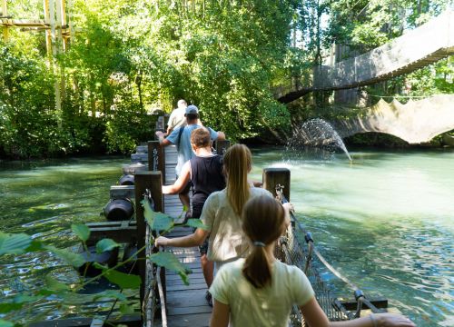 Die Schwimm- und Wackelbrücke auf Gäste das Wasser überqueren. Rechts ist die Hängebrücke.