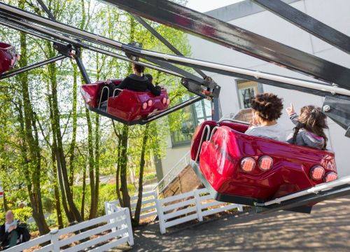 Aus der Gondel der Attraktion Wellenreiter. Eine der Gäste zeigt irgendwo hin.