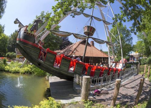 Die Attraktion Schiffschaukel ist älteres Schiff mit acht Sitzreihen. Das Schiff hat geraffte Segel.