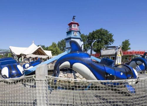 Die Attraktion Flying Orca ist ein Karussell mit sich drehenden Orcas, die sich auf und ab bewegen können.